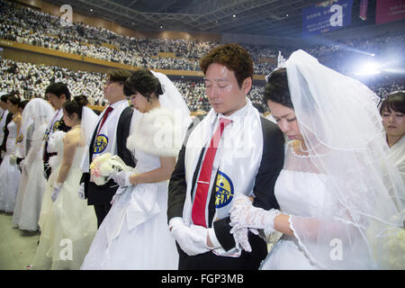 Unification Church's mass wedding, Feb 20, 2016 : Newlyweds participate in a mass wedding ceremony of the Unification Church at the Cheong Shim Peace World Center in Gapyeong, about 60 km (37 miles) east of Seoul, South Korea.The church said about 3,000 couples from more than 60 countries participated in the mass wedding in Gapyeong and other 12,000 couples attended in the wedding ceremony through live-streamed broadcast, which was organized by Han Hak-Ja, widow of the late Rev. Moon Sun-Myung, founder of the Unification Church. © Lee Jae-Won/AFLO/Alamy Live News Stock Photo