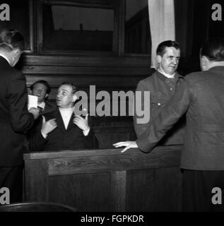 geography / travel, Norway, justice, trial against German watchmen of the concentration camp Grini, from left to right: defendants Heilman, Zeidlerand and Kuntze in conversation with defence counsel, Oslo, 5.12.1946, Additional-Rights-Clearences-Not Available Stock Photo