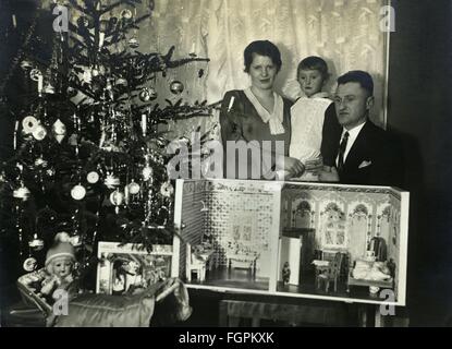 Christmas, Christmas Eve, family under the Christmas tree, Berlin, Germany, 1931, Additional-Rights-Clearences-Not Available Stock Photo
