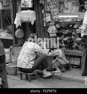 geography / travel, China, Hong Kong, people, Chinese woman with child eating at the road-side, circa 1972, Additional-Rights-Clearences-Not Available