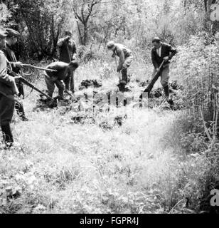 events, Second World War / WWII, Soviet Union, Soviet men working under German supervision, possibly partisans who dig graves, photo taken by a member of the German Reich Labour Service (Reichsarbeitsdienst, RAD Abteilung K. 1/130), Army Group South, 1st Panzer Army, Ukraine, Additional-Rights-Clearences-Not Available Stock Photo