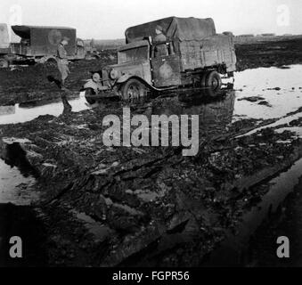 Second World War / WWII, Soviet Union, mud period, October - November 1941, ambulance vehicles of the Wehrmacht stuck in the mud, Additional-Rights-Clearences-Not Available Stock Photo