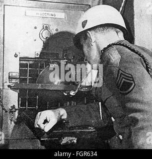 justice, lawsuit, Nuremberg Trials, trial against the major war criminals, guard looking into the cell of Hermann Göring, Nuremberg, 1945 / 1946, Additional-Rights-Clearences-Not Available Stock Photo