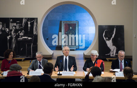 Michael Eissenhauer (C), Director General of the State Museums Berlin, speaks during a press conference on the exhibition El Siglo de Oro - The Age of Velázquez, with co-curator María López-Fanjul y Díez del Corral (L), Bernd Wolfgang Lindemann (2-L), director of Berlin Gemäldegalerie (Berlin picture gallery), C. Sylvia Weber (2-R), deputy chairwoman of the board of trustees of the Foundation for Prussian Culture and Karl-Peter Schackmann-Fallis (R), managing director of Bank and Giro Association of Germany in Berlin, Germany, 22 February 2016. The exhibition is planned to run from 1 July u Stock Photo