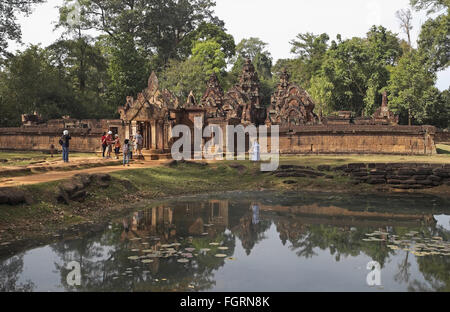 Tourists and ruined temple of Banteay Srei (30kms NE of Siem Reap), Cambodia, Asia. Stock Photo