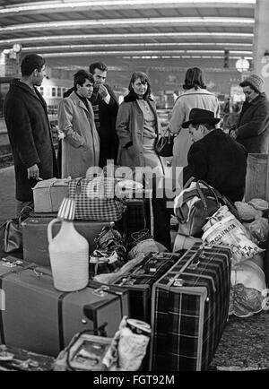 geography / travel, Germany, people, arrival of Greek foreign workers, central station, Munich, 1965, Additional-Rights-Clearences-Not Available Stock Photo