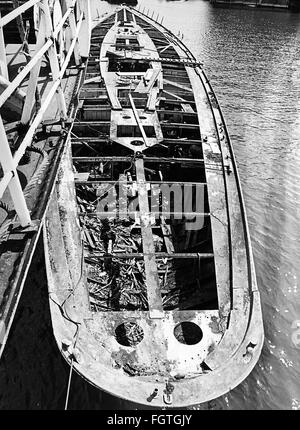 AJAXNETPHOTO. 24th AUGUST, WOOLSTON, ENGLAND. - YACHT DEMOLITION - THE ...