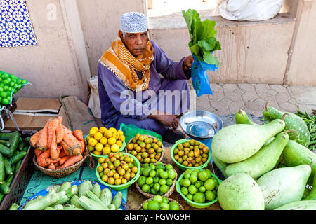 Fruit and Vegetable Market At The Nizwa Souk, Nizwa, Ad Dakhiliyah Region, Oman Stock Photo