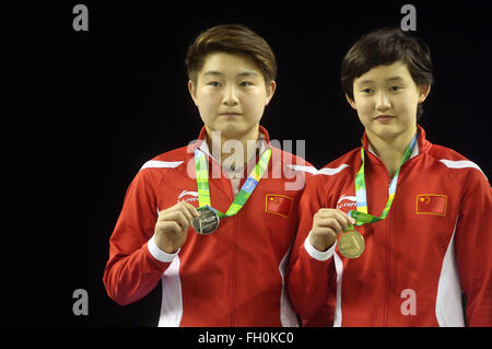 Rio De Janeiro, Brazil. 22nd Feb, 2016. China's silver medalist Si Yajie (L) and gold medalist Ren Qian pose during the awards ceremony of women's 10m platform at the FINA Diving World Cup in Maria Lenk Acuatics Center in Rio de Janeiro, Brazil, on Feb. 22, 2016. Credit:  Rahel Patrasso/Xinhua/Alamy Live News Stock Photo