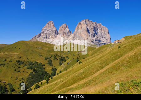 Langkofel und Plattkofel in den italienischen Dolomiten - mountains Langkofel and Plattkofel in italian  Dolomites Stock Photo