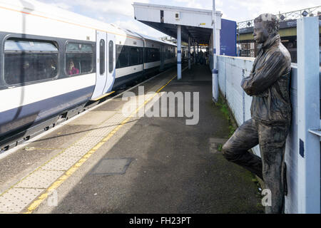 One of three statues of waiting passengers on Brixton Station. Platform Pieces by Kevin Atherton, 1986. Stock Photo
