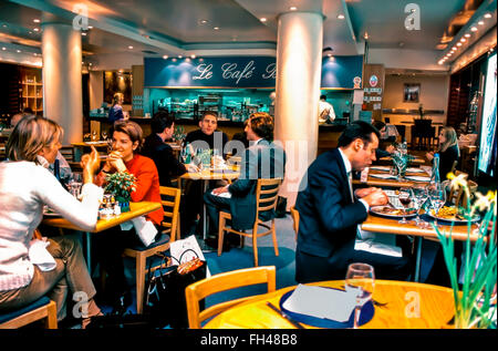 Paris, France, People Sharing Meals, Business Lunch in Trendy French Bistro Restaurant 'Café Blue' in Lanvin Store, (now closed) interior Stock Photo