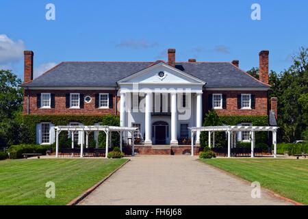 Boone Hall Plantation Historic Southern Mansion in Charleston, South Carolina, USA Stock Photo