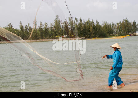 cast net used for catching bait fish Stock Photo - Alamy