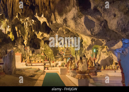 Some of the 8000 images of the Buddha in Shwe Umin Cave Pindaya Caves, Myanmar Stock Photo