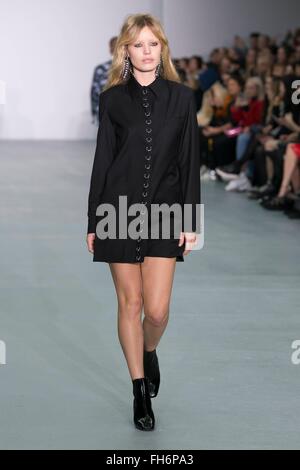 London, UK. 23rd February, 2016. Georgia May Jagger during Ashley Williams Catwalk at London Fashion Week AW16, LFW AW16. 23/02/2016 Credit:  dpa picture alliance/Alamy Live News Stock Photo