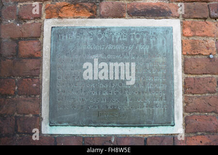 1933 plaque on a wall of hampton court palace, london, england, marking the site of the toy inn, an 'ancient hostelry of note' Stock Photo