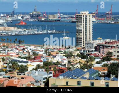 From the higher district of Ciudad Jardin, you can enjoy panoramic views of Sta Catalina, the marina of the Club Nautico and the Grand Harbour Pueto de la Luz, cranes and oil rigs, Werft, shipyard - January 2016 Stock Photo