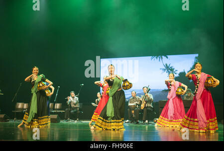 Colombo, Sri Lanka. 24th February, 2016. Artists perform Sri Lankan dance during a concert to celebrate Chinese Lunar New Year in Colombo, capital of Sri Lanka, Feb. 23, 2016. Credit:  Xinhua/Alamy Live News Stock Photo