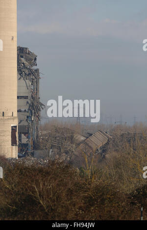 Didcot, Oxfordshire, UK. 24th February, 2016. specialist Urban  search and rescue  teams have  worked  through the night  looking for three  missing  men  that have been  buried in the rubble of the destroyed boiler room of Didcot A Power Station.    One demolition worker was killed when the 10-storey building caved in and five others injured.    Emergency services were scrambled to the scene at 4.05pm after a loud bang was heard and half the boiler house collapsed. Credit:  uknip/Alamy Live News Stock Photo