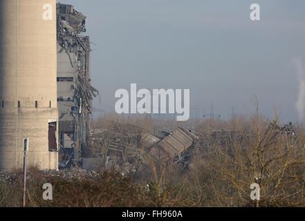 Didcot, Oxfordshire, UK. 24th February, 2016. specialist Urban  search and rescue  teams have  worked  through the night  looking for three  missing  men  that have been  buried in the rubble of the destroyed boiler room of Didcot A Power Station.    One demolition worker was killed when the 10-storey building caved in and five others injured.    Emergency services were scrambled to the scene at 4.05pm after a loud bang was heard and half the boiler house collapsed. Credit:  uknip/Alamy Live News Stock Photo