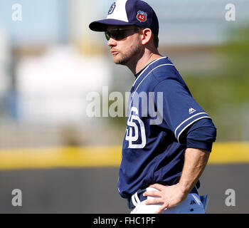 Peoria, AZ, USA. 24th Feb, 2016. San Diego Padres manager Andy Green looks on during practice at spring training. | (K.C. Alfred/ San Diego Union-Tribune Credit:  K.C. Alfred/U-T San Diego/ZUMA Wire/Alamy Live News Stock Photo