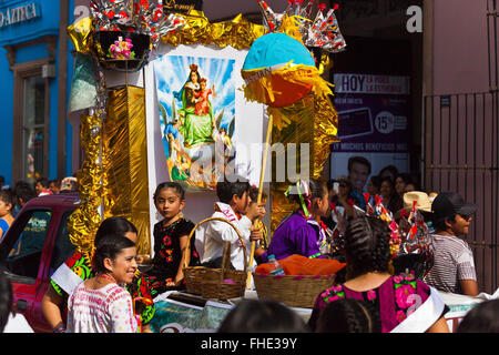 Young MEXICAN CHILDREN in a parade during the July GUELAGUETZA FESTIVAL  - OAXACA, MEXICO Stock Photo