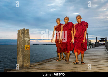 Monks on teakwood bridge, U Bein Bridge, Thaungthaman Lake, evening mood, Amarapura, Mandalay Division, Myanmar, Burma Stock Photo