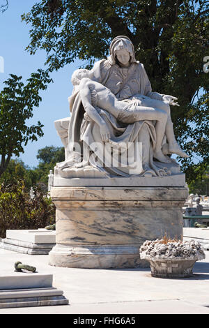Statue sculpture on grave at Colon Cemetery, Havana, Cuba, West Indies, Caribbean - Pieta white marble statue depicting Jesus Christ and Virgin Mary Stock Photo