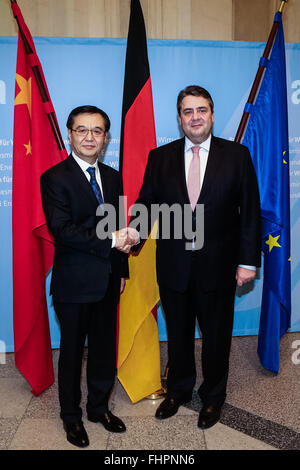 Berlin, Germany. 25th Feb, 2016. Chinese Commerce Minister Gao Hucheng (L) meets with German Economic Affairs and Energy Minister Sigmar Gabriel in Berlin, capital of Germany, on Feb. 25, 2016. Chinese Commerce Minister Gao Hucheng said on Thursday that economic and trade cooperation between China and Germany was in good momentum in recent years, both sides should make joint efforts to gain more achievements. © Zhang Fan/Xinhua/Alamy Live News Stock Photo