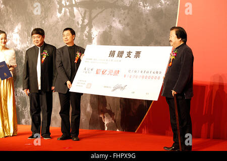 Beijing, China. 26th Feb, 2016. Chinese artist Cui Ruzhuo (1st R) and the representative of the Palace Museum Li Ji (2nd R) present the donation check of 100 million yuan during a ceremony in Beijing, China, Feb. 26, 2016. Cui Ruzhuo made a donation of 100 million yuan, or some 12 million US dollars, to the Palace Museum Thursday, setting the new record of the biggest cash donation to the museum by a single donor. Located in the heart of Beijing, the Palace Museum, or the Forbidden City, was home to emperors of the Ming and Qing dynasties. © Xinhua/Alamy Live News Stock Photo