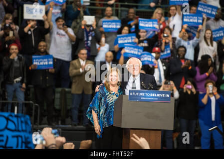 Democratic presidential candidate, Sen. Bernie Sanders, I-Vt., speaks ...