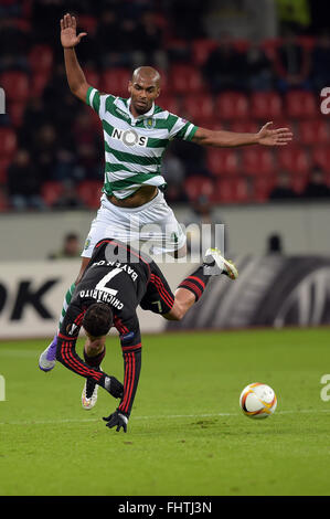 Leverkusen's Javier Hernandez (below) and Lisbon's Naldo vie for the ball during the Europa League match between  Bayer Leverkusen and Sporting Lisbon at BayArena in Leverkusen, Germany, 25 February 2016. Photo: Federico Gambarini/dpa Stock Photo