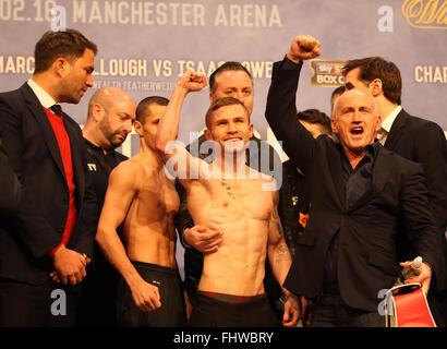 Manchester Arena, Manchester,UK 26th Feb 2016.  Scott Quigg v Carl Frampton Weigh in ahead of the IBF and WBA Super Bantamweight World Title Fight on Saturday 27th Feb at the Manchester Arena live on Sky Sports Boxing Picture of Carl Frampton (R) and Scott Quigg (L) at the weighing.  Credit:  Stephen Gaunt/Alamy Live News Stock Photo