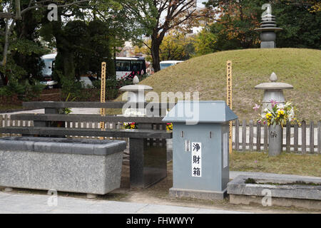 Atomic Bomb Memorial Mound contains the cremated ashes of 70,000 unidentified victims, Hiroshima Memorial Peace Park, Japan Stock Photo