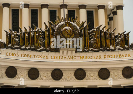 Moscow flag with Coat of arms on Russian flag. Kremlin Russian capital Coat  of arms of Moscow, 3d rendering. Moscow Coat of arms. Russian Presidential  Stock Photo - Alamy