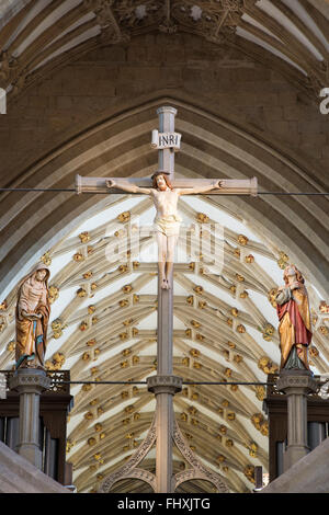 Wells Cathedral St Andrews Cross arches / Scissor arch and Jesus Christ crucified on the cross. Somerset, England Stock Photo