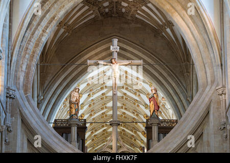 Wells Cathedral St Andrews Cross arches / Scissor arch and Jesus Christ crucified on the cross. Somerset, England Stock Photo