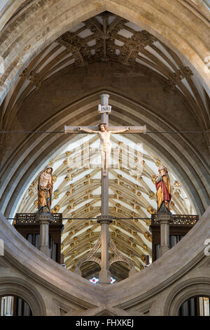 Wells Cathedral St Andrews Cross arches / Scissor arch and Jesus Christ crucified on the cross. Somerset, England Stock Photo