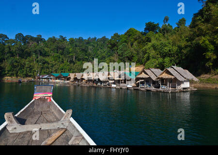 TAM GIA RAFT HOUSE on CHEOW EN LAKE in KHAO SOK NATIONAL PARK - THAILAND Stock Photo