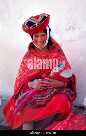 QUECHUA mother & child in the village of OLLANTAYTAMBO - PERUVIAN ANDES Stock Photo