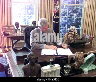 February 27, 2016 - Washington, District of Columbia, United States of America - United States President Bill Clinton signs H.R. 4762 to amend the Internal Revenue Code of 1986 to require 527 organizations to disclose their political activities in the Oval Office at the White House in Washington, DC on 1 July, 2000. Until now, many groups benefiting from the tax-exempt status that section 527 of the Internal Revenue Code confers have evaded federal election laws and masked their funding sources, even while acting directly to influence politics and elections. The bill signed by President Clin Stock Photo