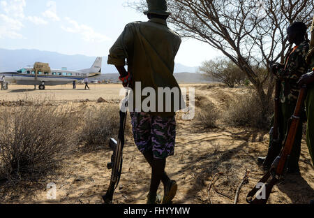 KENYA, Marsabit, airstrip of Lake Turkana Wind Power Project, Vestas will supply in the next four years wind turbines and rotor blades for the 310 MW project, the largest windfarm in africa, security guards with gun / KENIA, Marsabit, Landepiste des Lake Turkana Wind Power Projekt, hier werden in den naechsten 4 Jahren Wind Turbinen und Rotorblaetter des Herstellers Vestas fuer das 310 MW Projekt aufgebaut Stock Photo