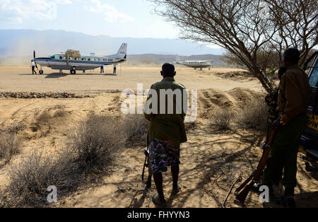 KENYA, Marsabit, airstrip of Lake Turkana Wind Power Project, Vestas will supply in the next four years wind turbines and rotor blades for the 310 MW project, the largest windfarm in africa, security guards with gun / KENIA, Marsabit, Landepiste des Lake Turkana Wind Power Projekt, hier werden in den naechsten 4 Jahren Wind Turbinen und Rotorblaetter des Herstellers Vestas fuer das 310 MW Projekt aufgebaut Stock Photo