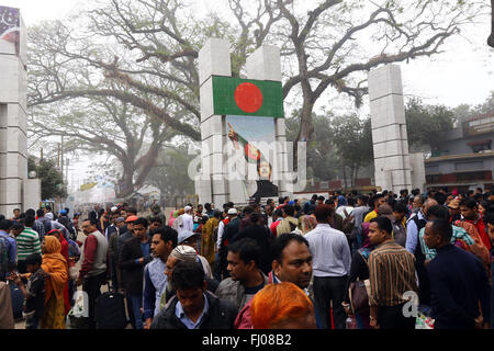 People wait for immigration check border crossings on the no man's land of Indo-Bangla border in Benapole at Jessore, Bangladesh Stock Photo