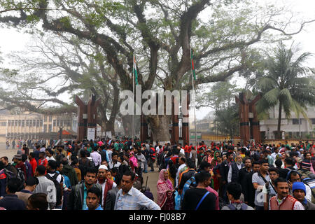 People wait for immigration check border crossings on the no man's land of Indo-Bangla border in Benapole at Jessore, Bangladesh Stock Photo