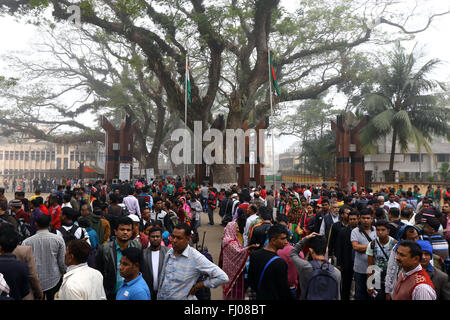 People wait for immigration check border crossings on the no man's land of Indo-Bangla border in Benapole at Jessore, Bangladesh Stock Photo