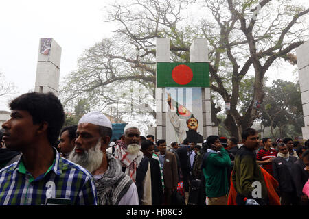 People wait for immigration check border crossings on the no man's land of Indo-Bangla border in Benapole at Jessore, Bangladesh Stock Photo