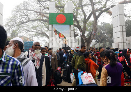 People wait for immigration check border crossings on the no man's land of Indo-Bangla border in Benapole at Jessore, Bangladesh Stock Photo