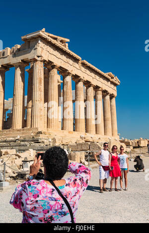 Athens, Attica, Greece.  Visitors taking photographs in front of the Parthenon on the Acropolis.  The Acropolis of Athens is a U Stock Photo